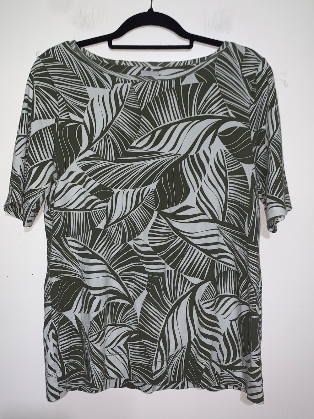 Chico's Olive Green and Light Gray Leaf Print Short Sleeve Tee size 2